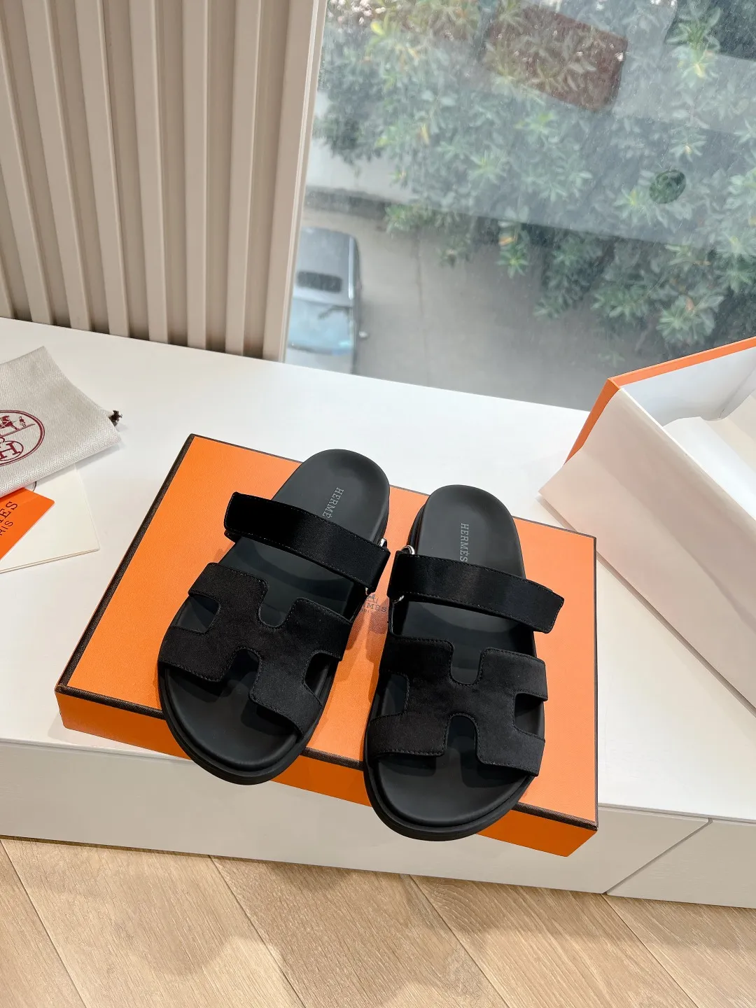 👟👟Ex-factory price 440👟👟 (Top version) H family 2024 spring and summer new style HERMES Hermes' recently popular couple's shoes, pig nose angle sandals and slippers, paired with various colorful socks, very trendy. Upper lining: imported original leather. Outsole: non-slip and wear-resistant outsole. Size: female 35-42 (40/42 non-returnable and non-exchangeable) Men’s size: 39-45 (45 is non-refundable and non-exchangeable)